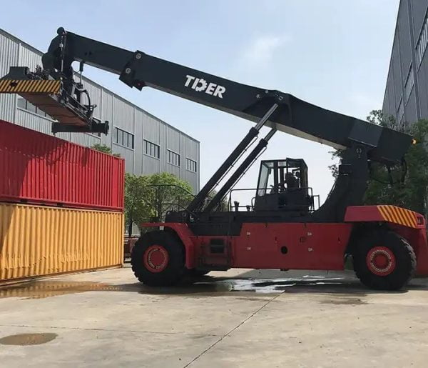 BTF56-D31- 45ton Container Reach Stacker.