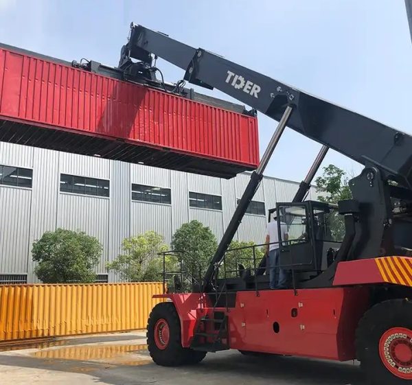 BTF56-D31- 45ton Container Reach Stacker.